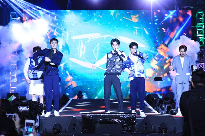 「2023閃耀台中跨年」在水湳中央公園登場，藝人輪番演出，high翻現場。(台中市府提供)