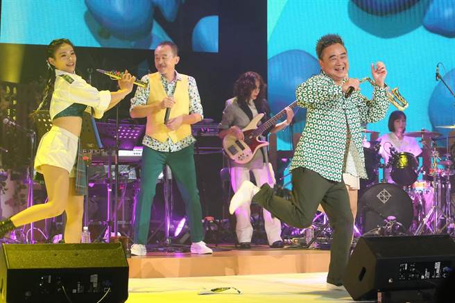 陳昇31日晚間舉辦跨年演唱會，跟團員阿Van在台上互動逗趣。（宜辰整合行銷提供）