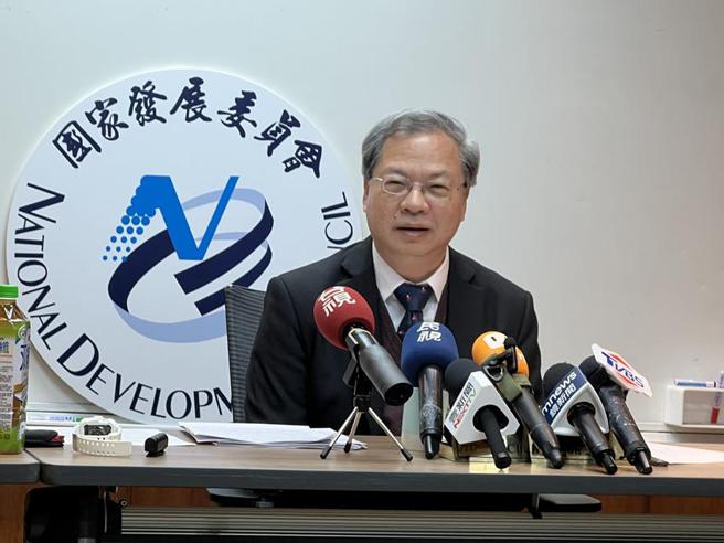 （國發會主委龔明鑫說明3,800億元超收稅負使用方案。圖／彭媁琳）