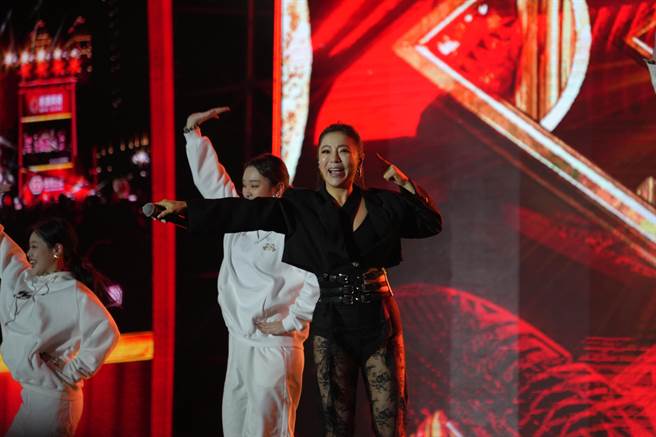 丁噹上次為跨年場獻唱已是3年前，今年獨家獻給桃園民眾，一連嗨唱多首動感歌曲。（觀旅局提供／蔡明亘桃園傳真）