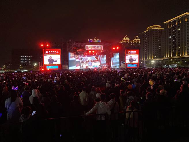 丁噹獻唱經典組曲掀起觀眾回憶殺，全場歌迷大合唱。（蔡明亘攝）