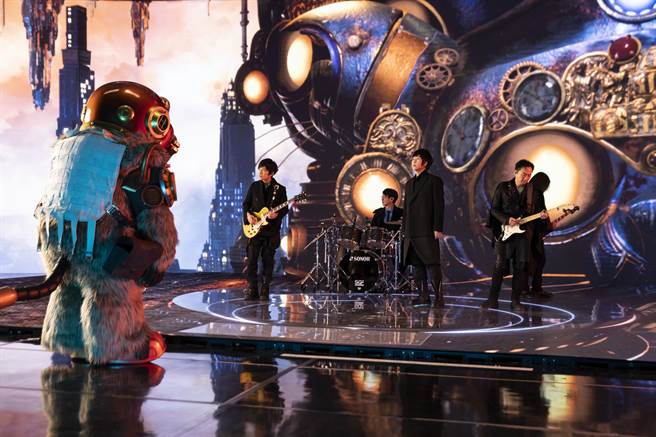 五月天線上演唱會原創200公分巨型喵星人。（相信音樂提供）