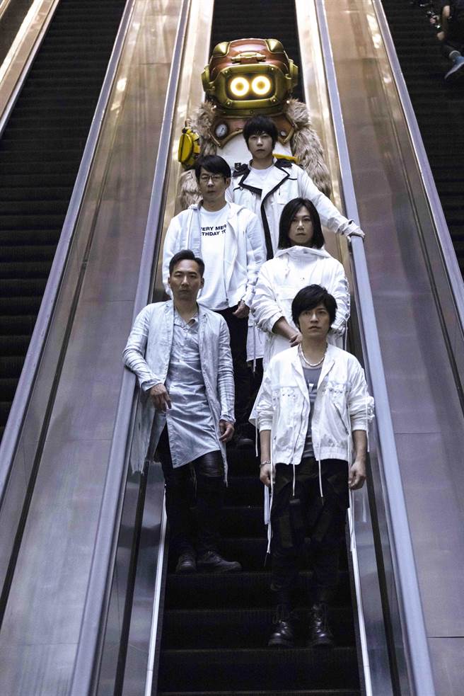 五月天帶著巨型喵星人遊覽地球。（相信音樂提供）