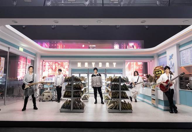 五月天一比一實景打造多個場景。（相信音樂提供）