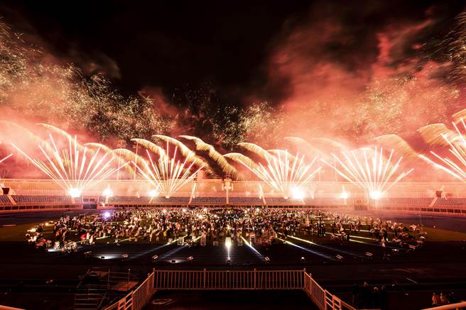 五月天施放璀璨煙火與千名樂團一起跨年。（相信音樂提供）