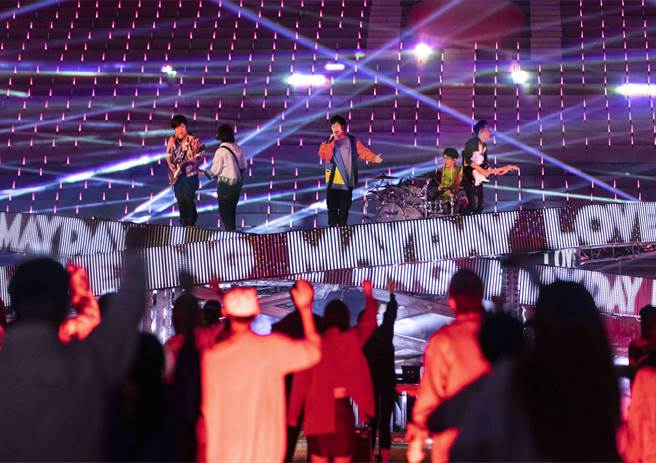 五月天邀請千名樂團一起在體育館跨年。（相信音樂提供）