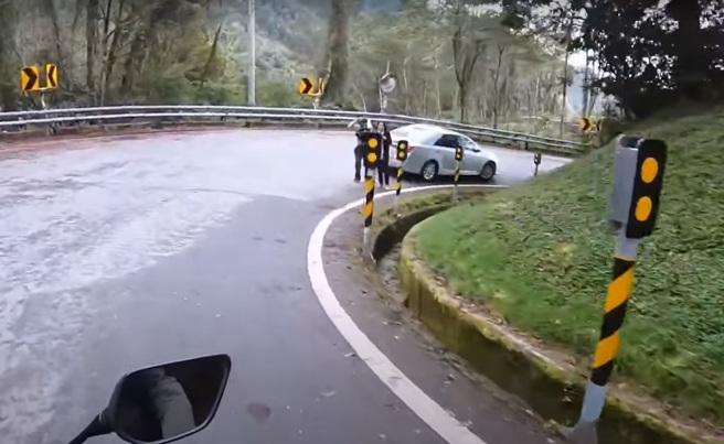 有骑士在山路的急转弯道上，竟然惊见有辆汽车竟停在转弯处，他赶紧提醒驾驶很危险，却被回呛「这白线欸」。（翻摄自YouTube频道「WoWtchout - 地图型行车影像分享平台」）