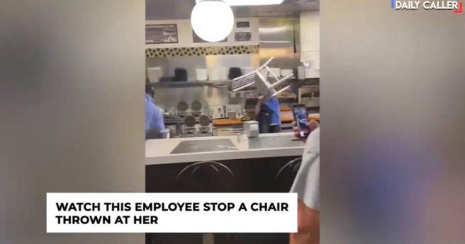 美国知名连锁餐厅「松饼屋」(Waffle House)德州分店日前爆发全武行。（图／翻摄Youtube@ TheDC Shorts）