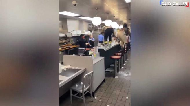 美国知名连锁餐厅「松饼屋」(Waffle House)德州分店日前爆发全武行。（图／翻摄Youtube@ TheDC Shorts）