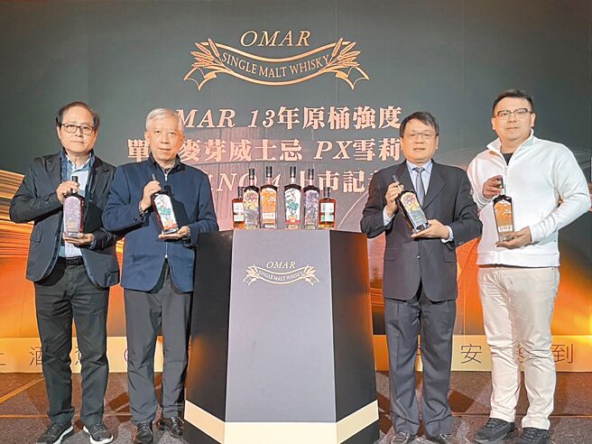 墨海楼创办人叶国新（右起）、台酒董事长丁彦哲、史博馆馆长梁永斐、南美馆董事长苏宪法于新品发表会合影。图／墨海楼提供