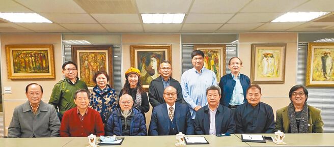 中华学术文教基金会召开第11届第三次董事会议，高崇云董事长与董事们合影。图／中华学术文教基金会提供