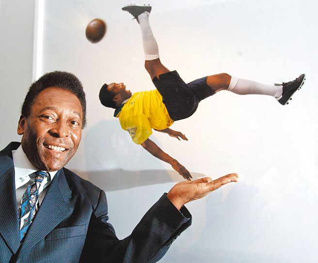 巴西球王「黑珍珠」比利因大腸癌引發多重器官衰竭，於12月29日病逝，享壽82歲。（路透）