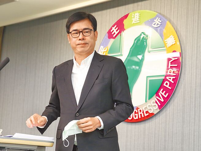 選前曾神準預測民進黨將大敗的日本政治學者小笠原欣幸，再度分析選後的局勢，並指出民進黨有四大錯誤。圖為民進黨代理主席陳其邁，向外界說明選敗選檢討報告內容的畫面。（本報資料照片）