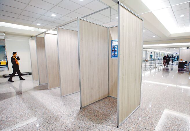 自明年1月1日0时至1月31日止，搭乘自大陆4个直航航线，及金马地区民眾春节交通专案之来台旅客，入境时须于机场（或港口）PCR检测。（范扬光摄）