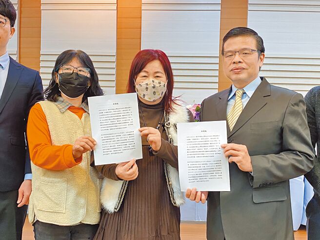 台南市华济永安高中董事郭怜兰（左起）、嘉义市大同商职董事长朱钦姈、云林县益新工商执行长黄揆元质疑教育部强硬解散董事会、规定清算处分校产的行政程序不合理。（廖素慧摄）