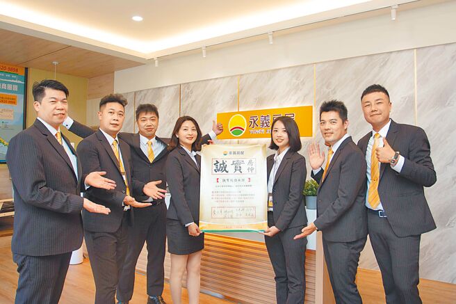 淡水区第一间永义房屋在叶志华店东带领下，缔造2200万业绩，联卖业绩就占5成5，功不可没。（永庆房产集团提供）