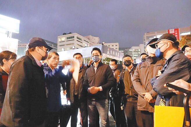 台北市長蔣萬安29日下午前往內科地區視察交通現況。（台北市交通局提供／陳薏云台北傳真）