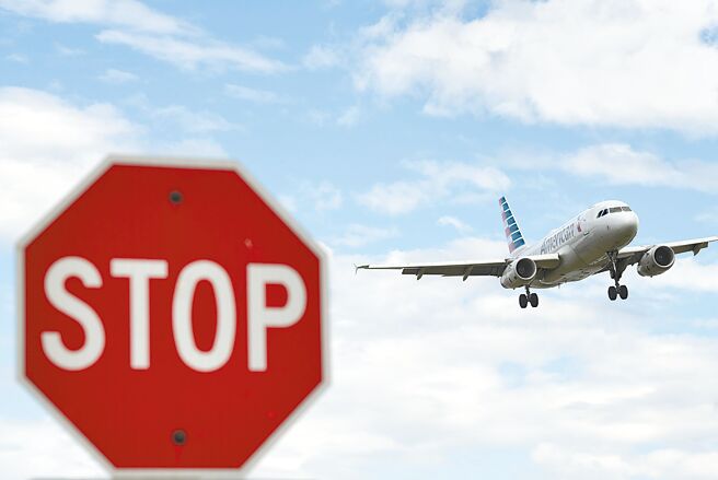 美日等国近日相继加强中国旅客入境限制，但欧洲疾病预防与控制中心表示，限制中国旅客不合理，欧洲有能力应对感染负荷。图为即将降落在美国机场的飞机。（新华社）