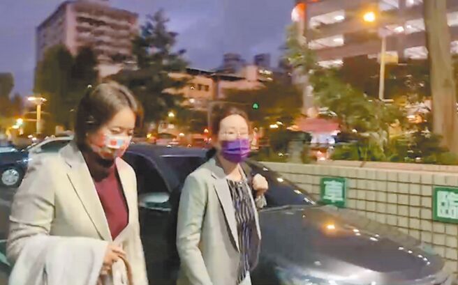 民进党新北市议员黄淑君（左）的桩脚及友人涉嫌为她贿选，检调30日约谈黄到案，她移送至新北地检署复讯时不发一语。（陈慰慈摄）