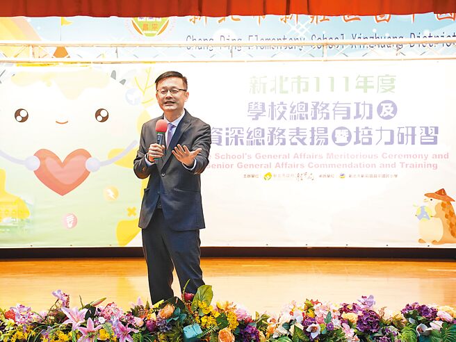 新北市教育局30日在昌平國小辦理「111年度總務有功及資深總務人員表揚暨培力研習」，共3校及25位有功及資深人員獲獎，由教育局長張明文（見圖）親自頒發獎狀及感謝狀。（黃敬文攝）