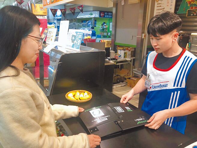 成功歸還Ubox至家樂福可領取即享券及限量3000份的INLOVE CAFE黑糖脆脆熱拿鐵等好康。（新北市環保局提供／陳慰慈新北傳真）