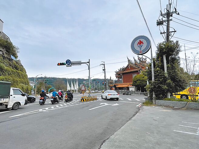 桃园市大溪区信义路、月眉路口为往来大溪老街重要车道，地方谣传信义路外侧车道直接右转恐吃罚单，市议员陈治文协助民眾向交通局询问并辟谣。（陈治文提供／蔡明亘桃园传真）