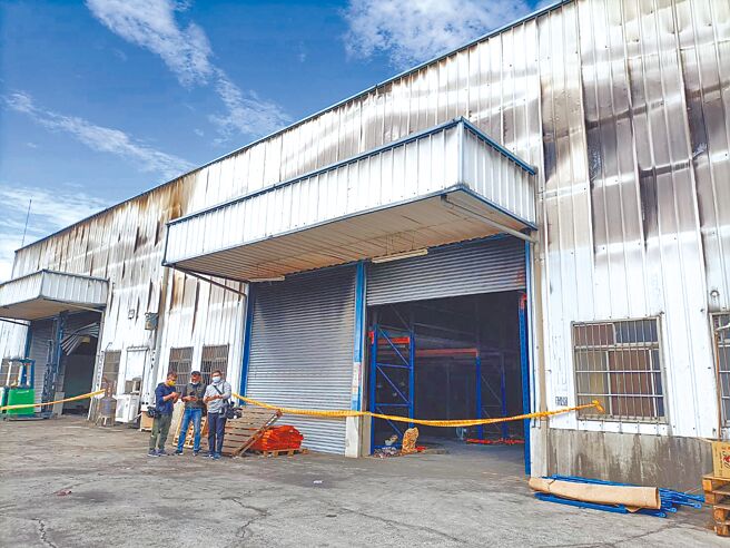 台中市丰原区仓库大火酿4死，市府已通知违建人限期拆除。（陈淑娥摄）