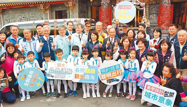 嘉義市長黃敏惠鼓勵大家搭乘「幸福巴士」好生活。（廖素慧攝）