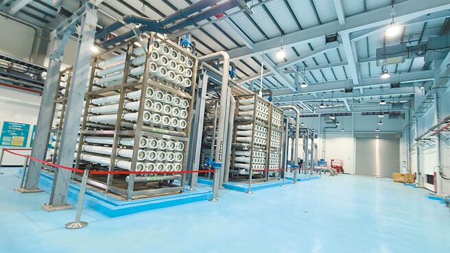 台南市永康水资源回收中心30日营运启用，是全台首座提供高科技晶圆使用的高阶处理水源，初期每天将供应8000吨再生水给南科。（曹婷婷摄）