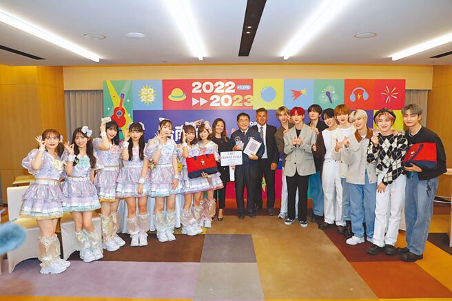 台南好YOUNG跨年晚会今晚开唱，市长黄伟哲30日与韩团EPEX、日本女团FRUITS ZIPPER一起宣传台南跨年晚会。（台南市政府提供／曹婷婷台南传真）