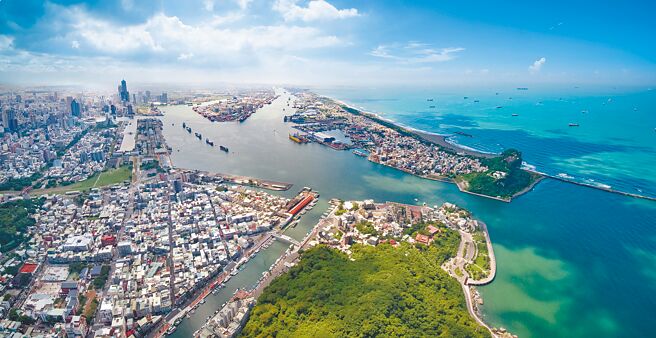 今年因疫情肆虐、乌俄战争、欧美塞港及船期严重延误影响，导致高雄港货柜业务量渐少，减幅约3.7至4.2％。不过，靠着其他多元化经营，今年年营收预计达80.21亿元，不减反升。（翻摄照片／洪靖宜高雄传真）