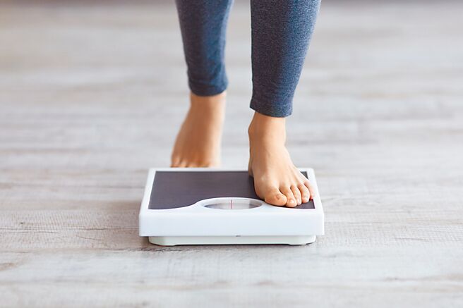 小蓁（化名）與王姓男子為同事，為了陷害王男，小蓁提起妨害性自主罪，但高雄地檢署認定罪證不足不起訴王男。王男反告小蓁誣告罪，高雄地方法院因小蓁體重多了王男37公斤，難以強行性騷擾，認定王男提出的誣告罪成立，判小蓁6月徒刑。圖為示意圖，非本案當事人。（本報資料照片）