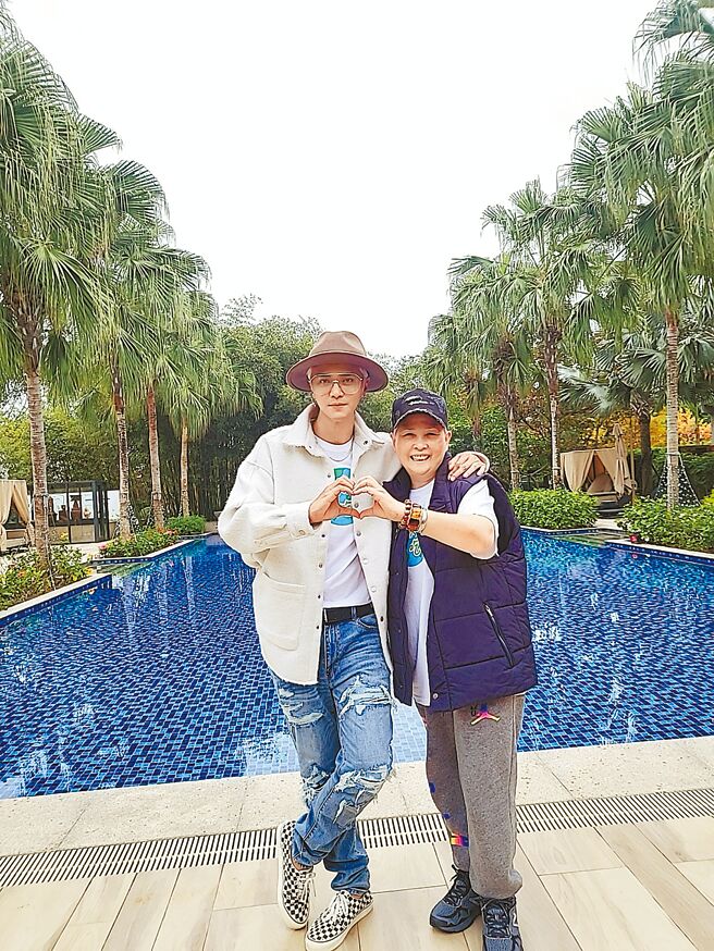 小猪（左）昨与妈妈在花莲出席有机小农市集活动。（创造力娱乐提供）