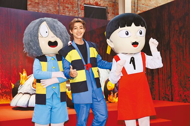 炎亚纶昨为特展担任导览员。（罗永铭摄）