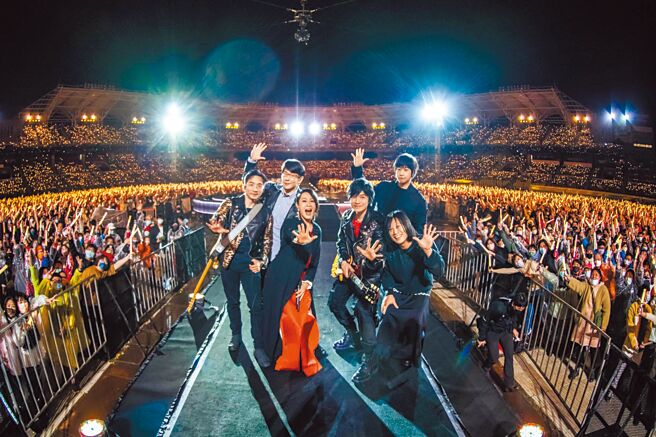 五月天、刘若英（左三）昨与满场2.5万位歌迷大合照。（相信音乐提供）