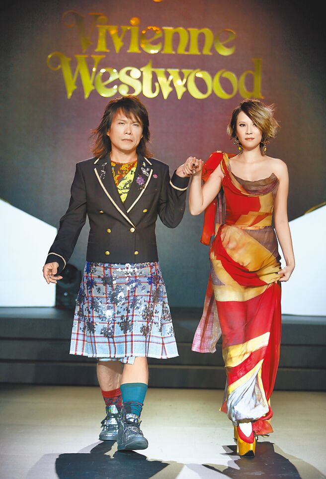 伍佰（左）、杨乃文常穿Vivienne Westwood服饰，并于Vivienne Westwood来台20周年活动中走秀。（邓博仁摄）