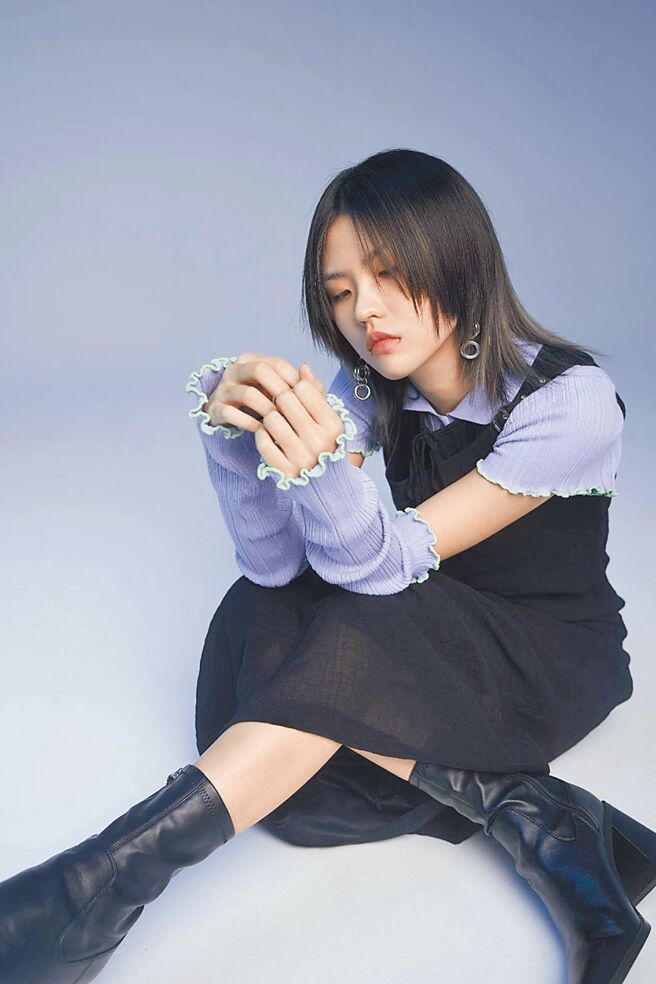 新生代歌手翁靖尧发行首张创作EP《这世界怎么是灰色》。（湾兔音乐提供）