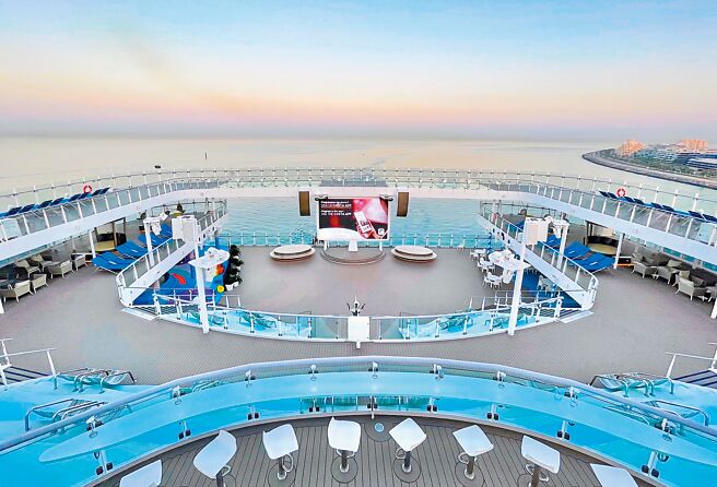 歌诗达托斯卡尼号在杜拜展开航程，载旅客一趟玩4处度假胜地，让旅客在前往目的地的途中也能充分度假。（何书青摄）