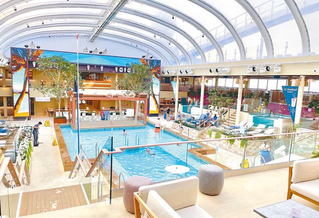 海滩俱乐部的室内泳池及按摩浴池。（何书青摄）