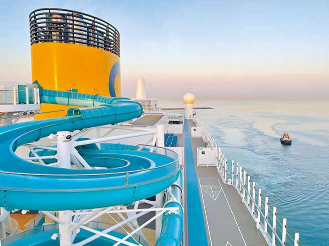 滑水道是在邮轮必玩的水上设施。（何书青摄）