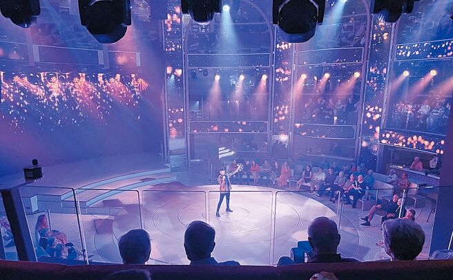 以罗马斗兽场为灵感设计的环形广场每天都有不同的免费精采表演可看。（何书青摄）