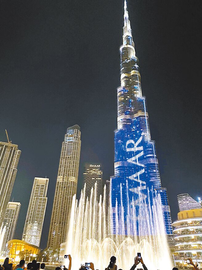 在世界第一高楼「哈里发塔」前欣赏世界最高的喷泉水舞秀，场面壮观。（何书青摄）