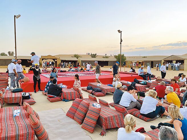 在杜拜、阿布达比的沙漠体验不同活动是人气经典行程，其中可在营地看表演、享用晚宴。（何书青摄）