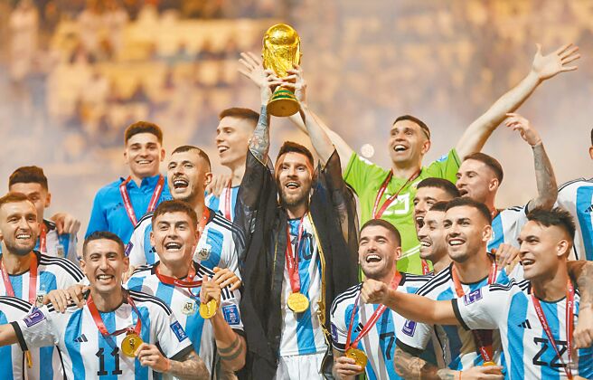 阿根廷隊長梅西率領「藍白軍團」舉起暌違36年的大力神盃，還創下一卡車紀錄。（路透）