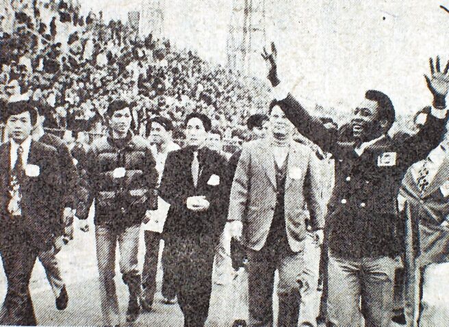 巴西球王比利（右）曾3度訪台，圖為1977年他首度來台，在台北市立體育場參觀我國青年足球賽後，繞場向上萬球迷揮手致意。（本報資料照片）