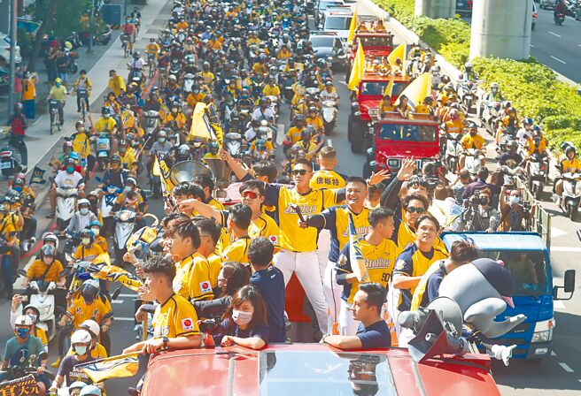 中信兄弟成功蝉联中职总冠军，连续两年举办封王游行。（中央社）