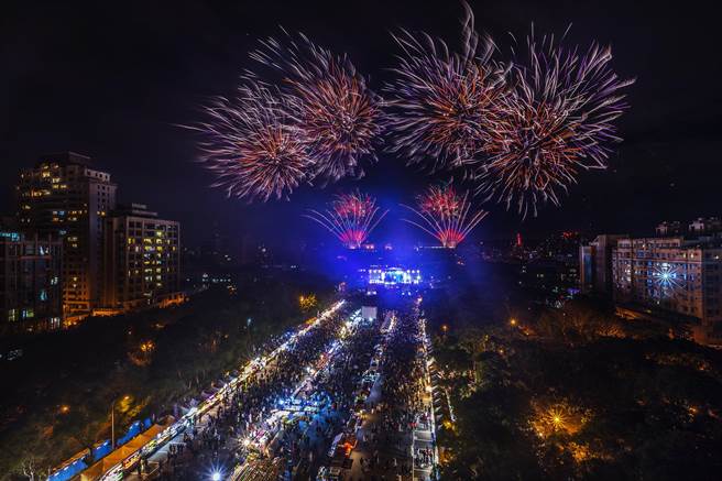 新竹縣跨年煙火秀，現場吸引6萬人次人潮。（羅浚濱攝）