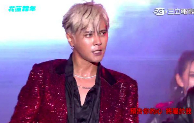 罗志祥唱花莲跨年时现场下起大雨，罗志祥唱到头髮、衣服都湿了。（图／摘自三立新闻YouTube）