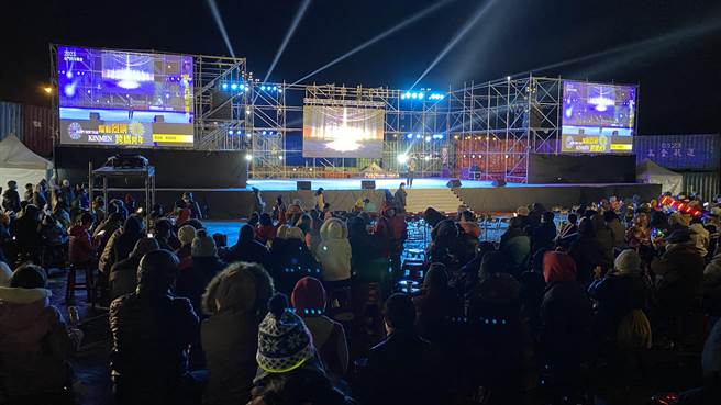 金门「跃动烈屿‧跨桥跨年」晚会，昨晚在金门大桥烈屿端土地重划区倒数跨年热力开唱。(于家麒摄)