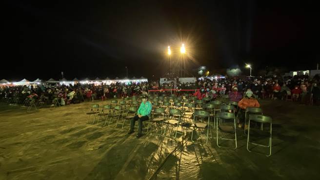 点灯仪式后与会贵宾公务繁忙纷纷离席，独留主办单位文化局长许绩鑫撑大局。(于家麒摄)